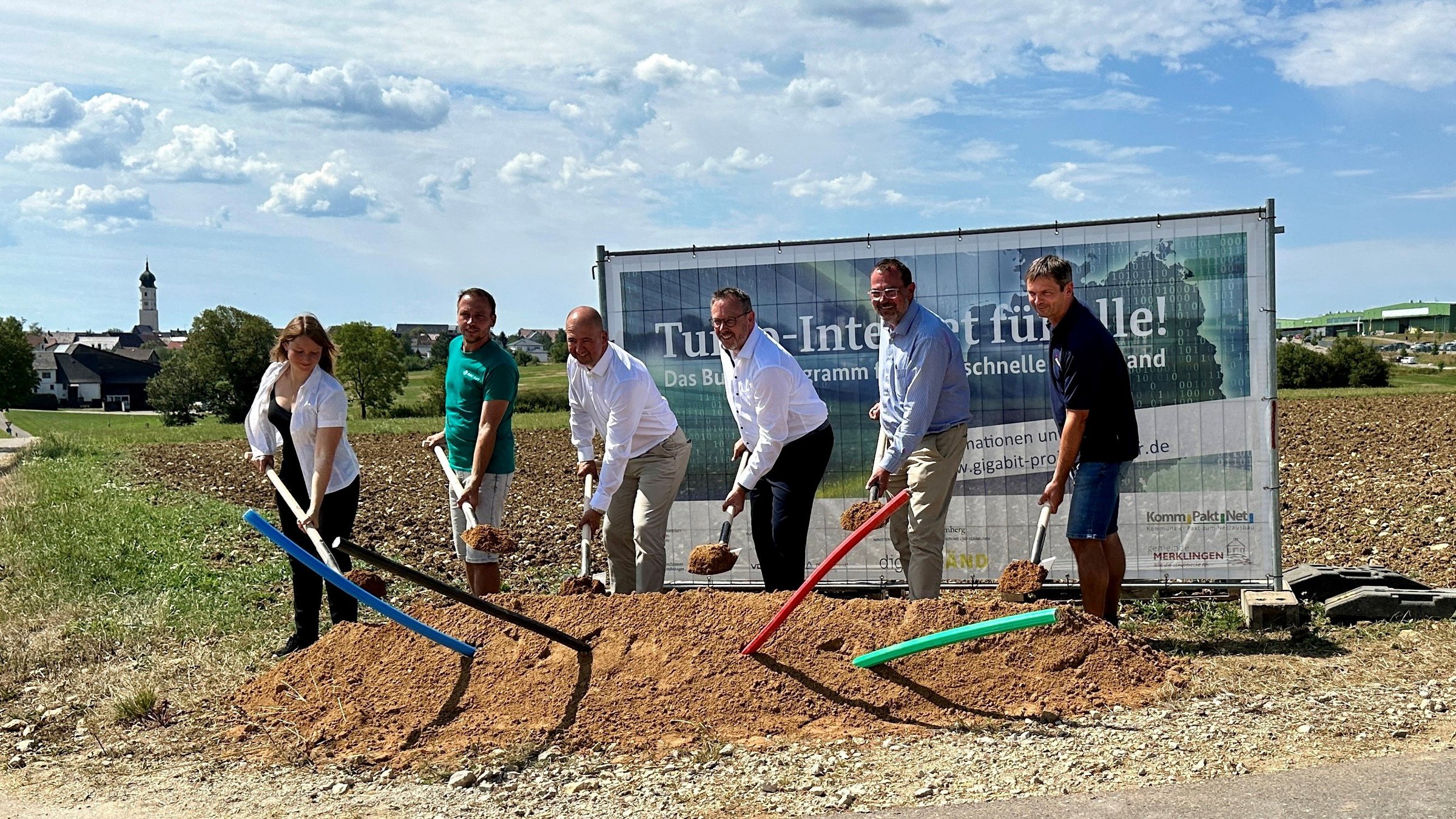 Spatenstich für schnelleres Internet (v. l.) Laura Fesenmayer, Marco Lechner, Stefan Tluczykont, Sven Kneipp , Lukas Oswald und Robert Riedlberger