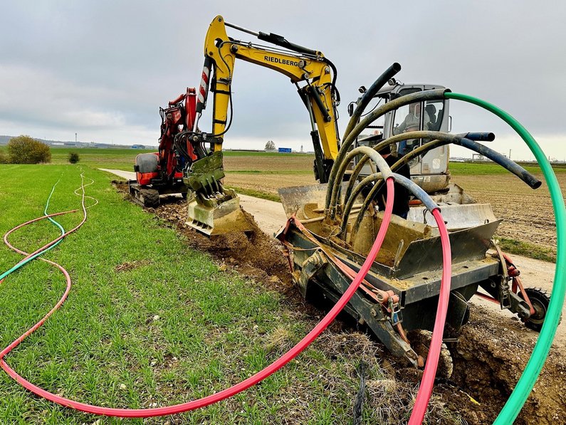 Baggerarbeiten auf einem Feldweg