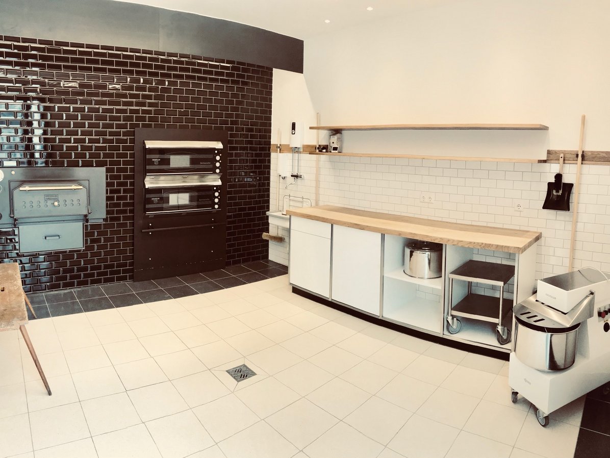 Backraum mit Öfen, Ablage und Teigknetmaschine im Backhaus