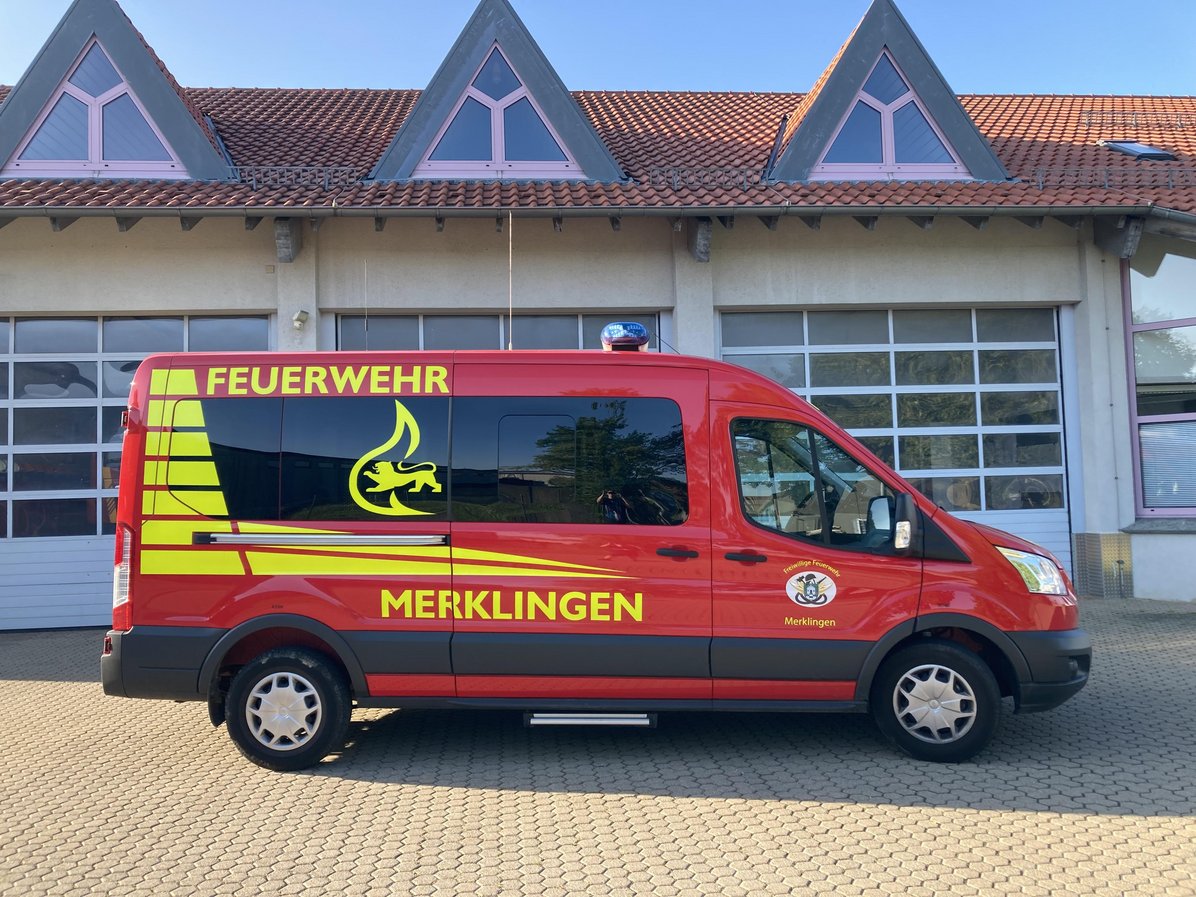MTW Fahrzeug der Feuerwehr von der Seite außen