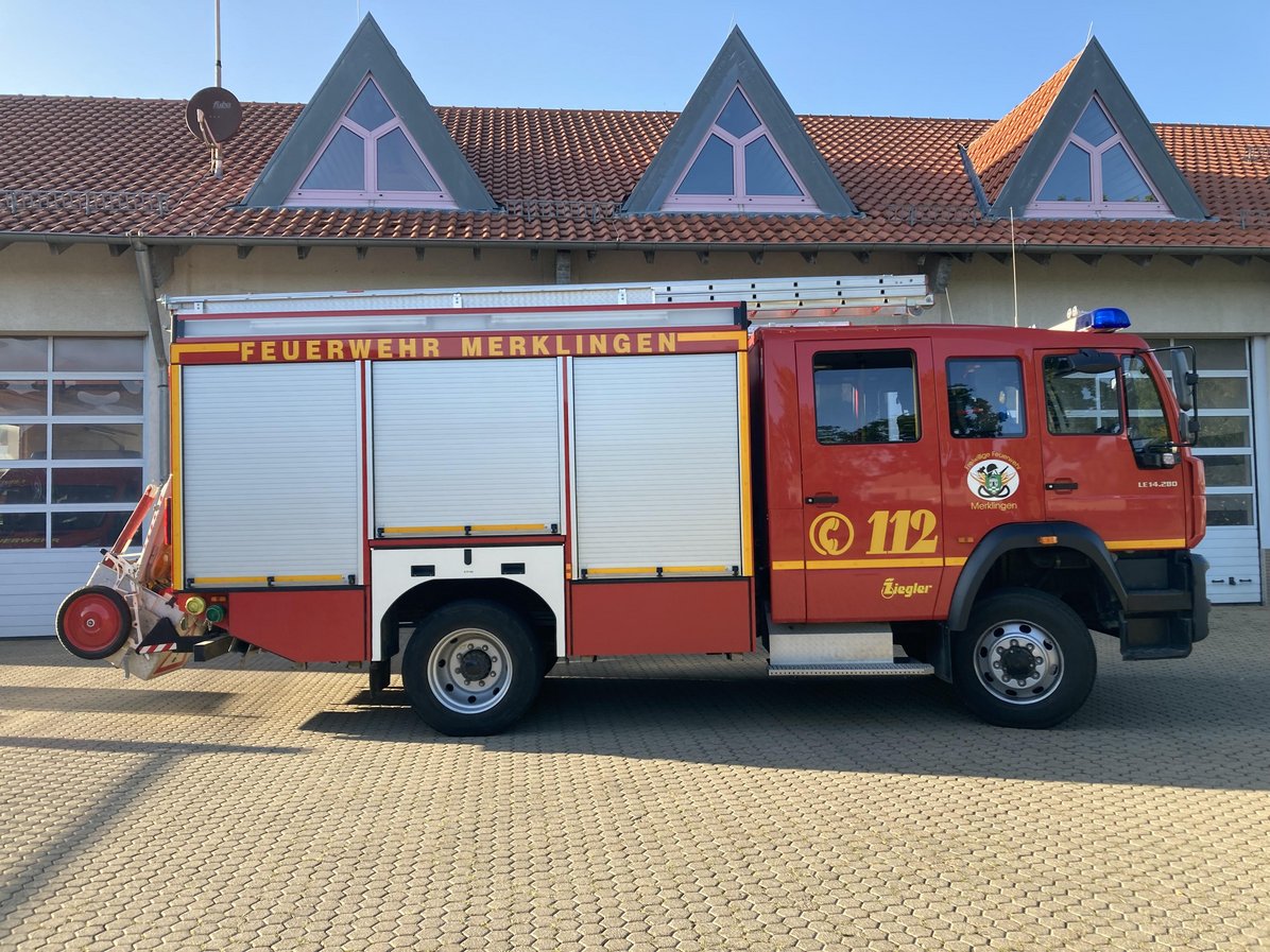 HLF 20 Feuerwehrauto von der Seite außen