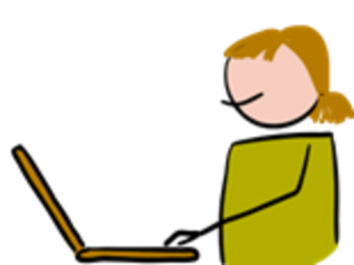 Eine Frau sitzt am Computer.