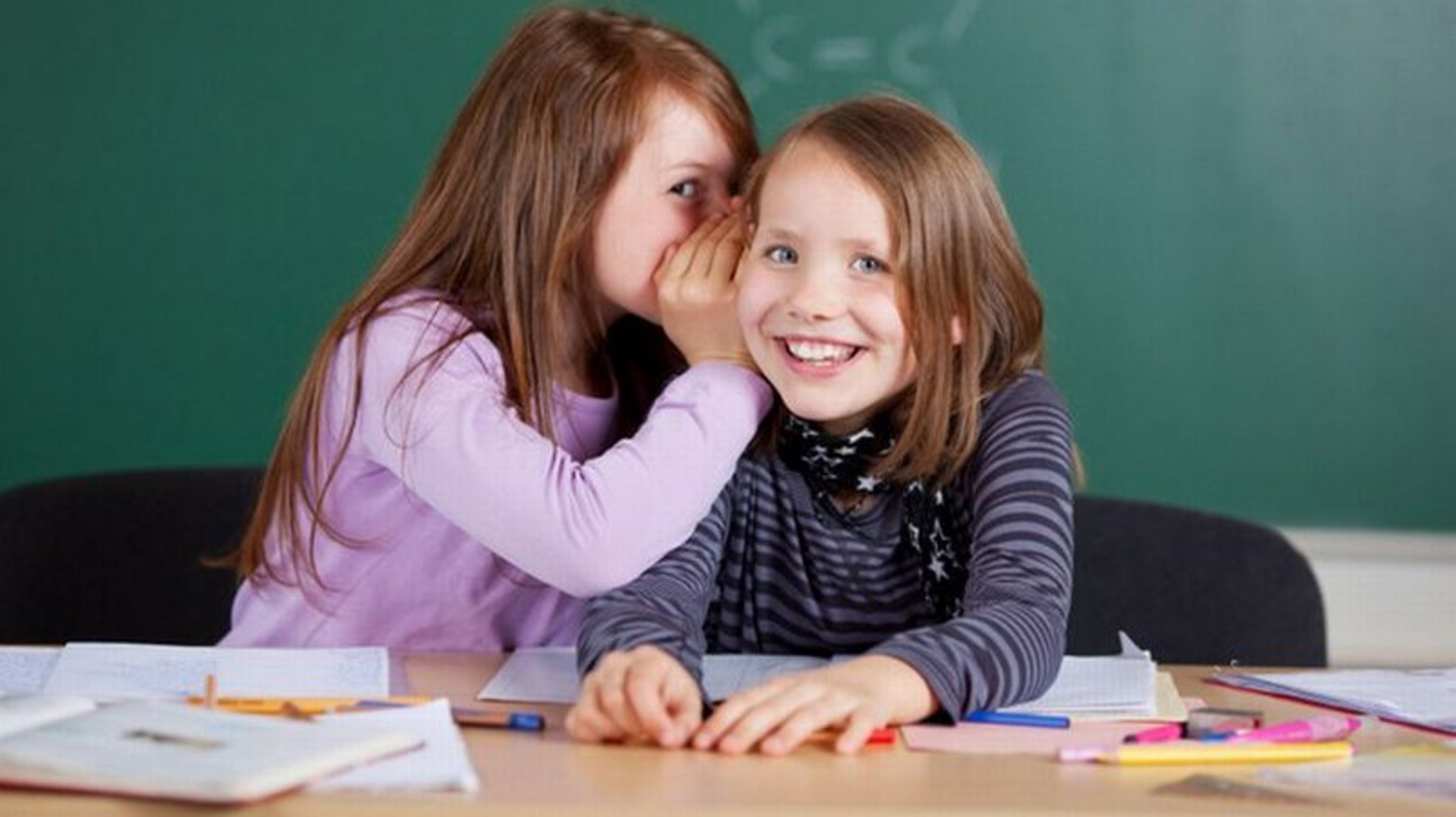 Zwei Mädchen im Klassenzimmer 