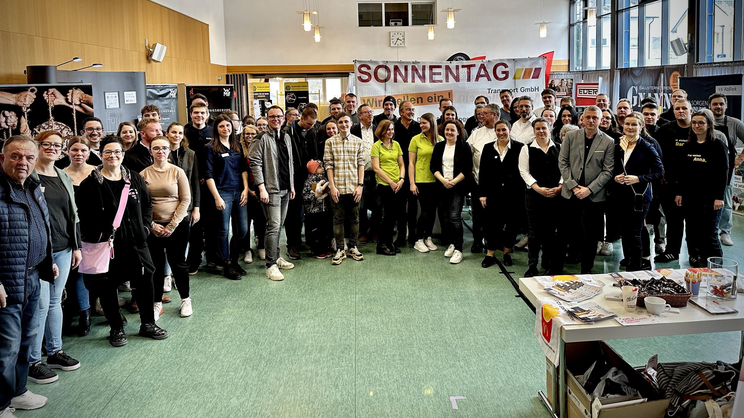 Gruppenbild in der Gemeindehalle mit den Teilnehmern der Messe