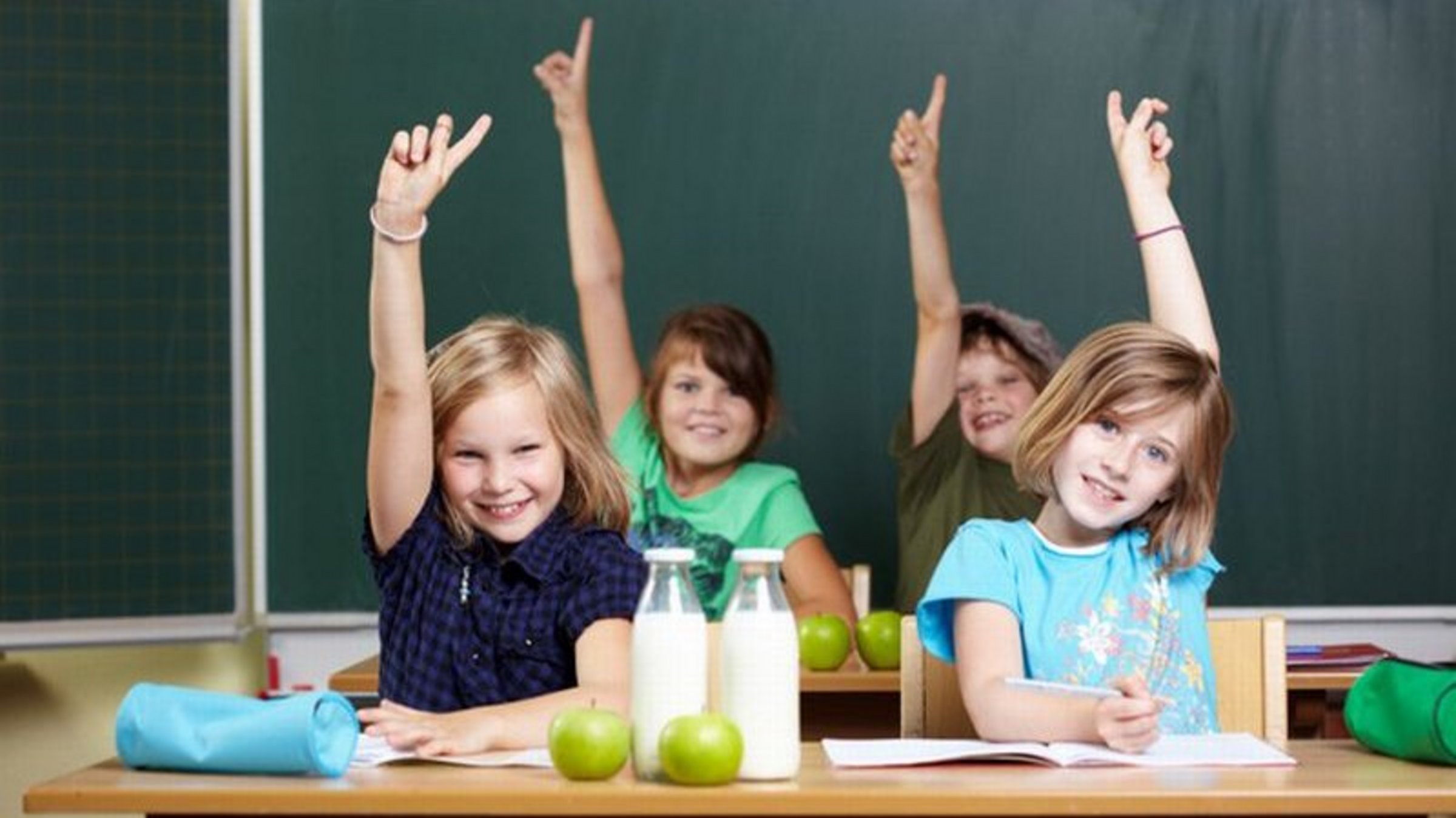 Kinder im Klassenzimmer beim Unterricht