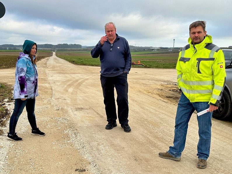 Beteiligte beim Besichtigen der Bauarbeiten