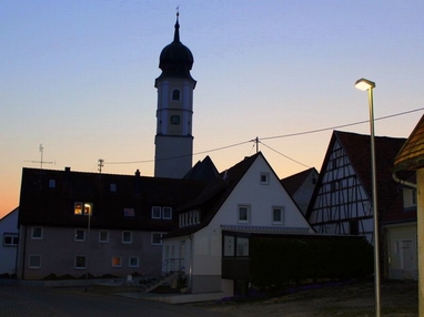 Kirche in der Dämmerung