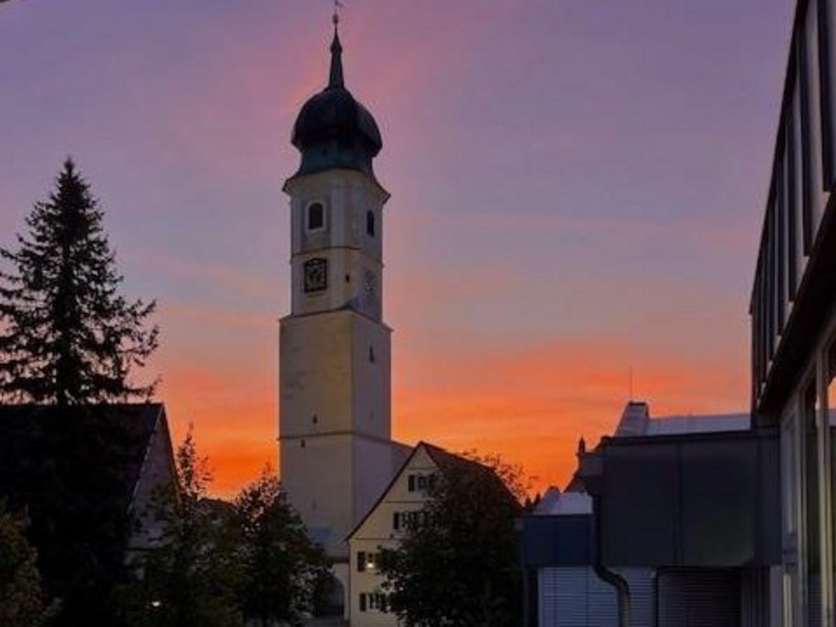 Evangelische Kirche bei Sonnenaufgang